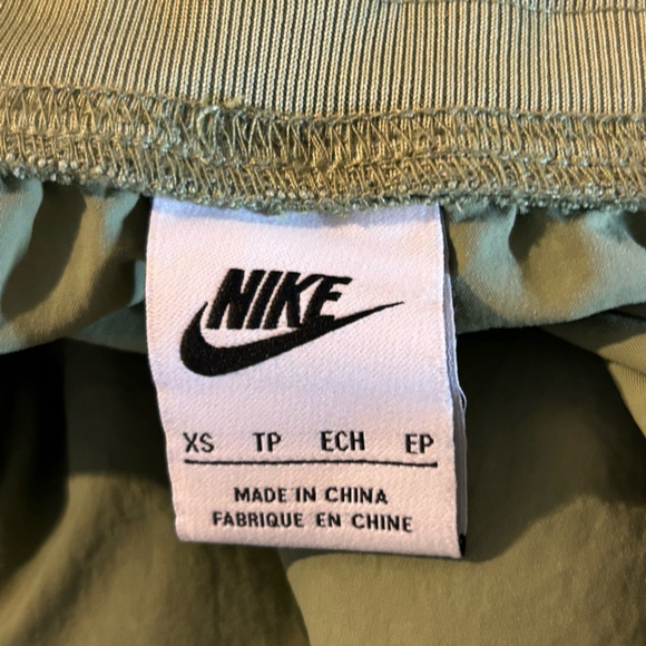 NIKE Sportswear Essential Woven High-Waisted Curve Pants in Sz XS - Picture 6 of 7